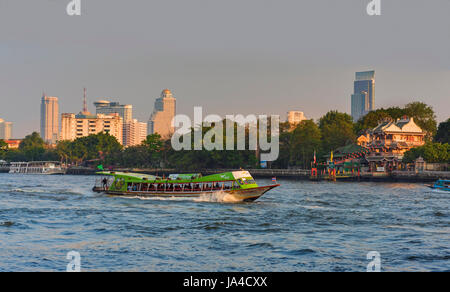 Traghetto espresso sul Fiume Chao Phraya Bangkok in Thailandia Foto Stock