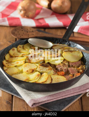 Panackelty. La carne e le patate e cuocere in forno. North East England Regno Unito Cibo Foto Stock