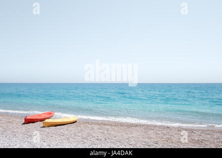 Due kayak sul bordo del mare. Giornata di sole sul mare mediterraneo. Orario estivo Foto Stock