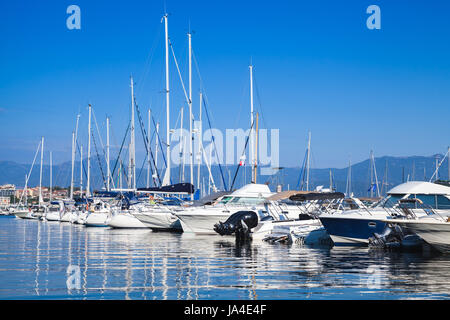 Barche a vela e barche a motore ormeggiati a Marina di Ajaccio, la capitale della Corsica, isola francese nel Mare Mediterraneo Foto Stock