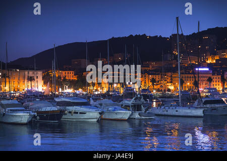 Imbarcazioni da diporto e imbarcazioni a motore ormeggiata in porto vecchio di Ajaccio, Corsica, Francia. Notte oscura foto Foto Stock