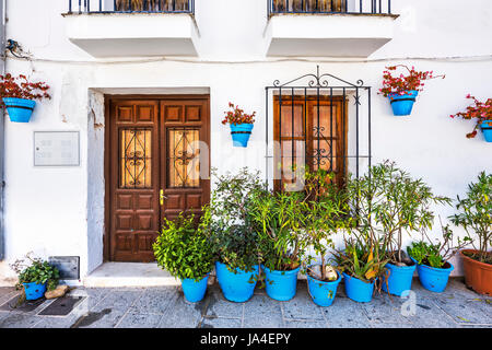 La facciata della casa con fiori in vasi blu in Mijas, Andalusia, Spagna, Europa Foto Stock