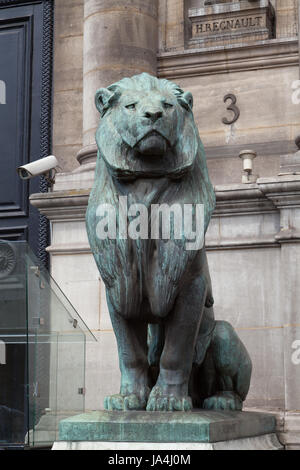 La scultura di un leone vicino al Hotel de Ville di Parigi, Francia. Foto Stock