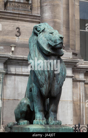 La scultura di un leone vicino al Hotel de Ville di Parigi, Francia. Foto Stock