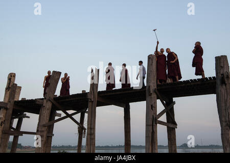 I monaci che si divertono sull'U-Bein Bridge, Mandalay Myanmar Foto Stock