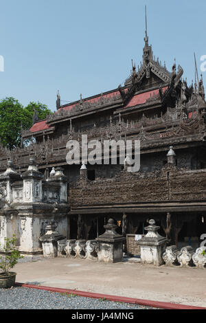 Shwenandaw monastero è il solo edificio originale da Mandalay Palace che sono sopravvissuti alla bomba durante la II Guerra Mondiale a Mandalay, Myanmar Foto Stock