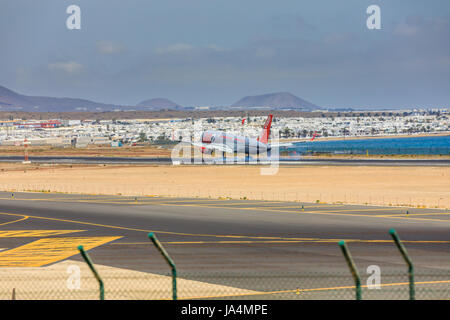 ARECIFE, Spagna - Aprile 15 2017: Boeing 757 - 200 del JET2 con registrazione G-LSAB in atterraggio a Lanzarote Airport Foto Stock