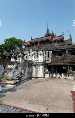 Shwenandaw monastero è il solo edificio originale da Mandalay Palace che sono sopravvissuti alla bomba durante la II Guerra Mondiale a Mandalay, Myanmar Foto Stock