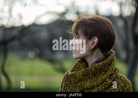 Ritratto di una ragazza solitaria nel profilo. Foto Stock