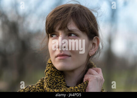 Ritratto di una ragazza solitaria nel profilo. Foto Stock