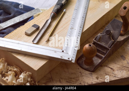 Joiner tabella: contrassegnare la scheda secondo il disegno prima di lavorare. Vari strumenti: piano, linea, guanti, matita Foto Stock