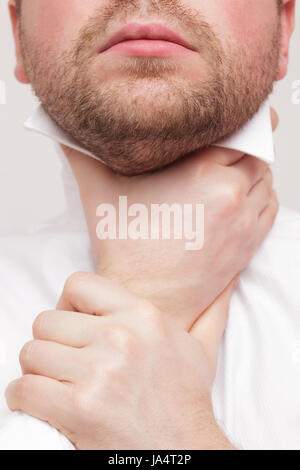 Un giovane uomo strangolata con le mani Foto Stock
