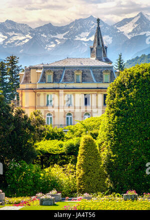 Villa Taranto a Verbania da giardini con la gamma della montagna dietro Foto Stock