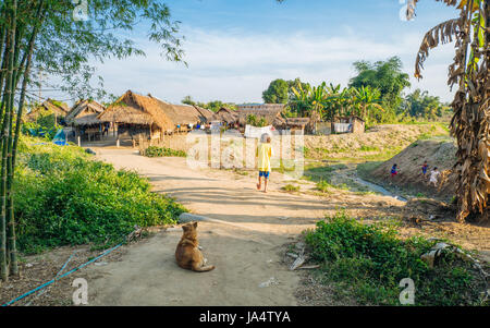 Hill tribe village tra Chiang Rai e Chiang Mai. Karen è una delle diverse etnie hill tribù del nord della Thailandia Foto Stock