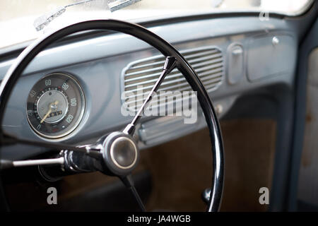 Interno del lato guida del classico tedesco VW Beetle Foto Stock