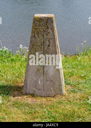 Un marcatore di calcestruzzo post dal Fiume Tees a Stockton che segna il confine tra Tees Hartlepool Port Authority e Tees Barrage Foto Stock