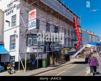 Il famoso Gazza Café di Pier Road Whitby chiusi per ferie e sotto ampie riparazioni dopo un incendio danneggia gravemente l'edificio nel maggio 2017 Foto Stock