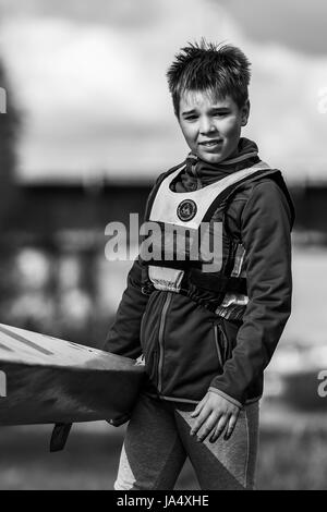 Un ragazzo in una fila club in Polonia. Duro lavoro su una forma di sport in canoa e canottaggio. Athletic adolescente. Foto Stock