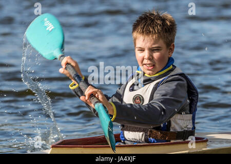 Un ragazzo in una fila club in Polonia. Duro lavoro su una forma di sport in canoa e canottaggio. Athletic adolescente. Foto Stock