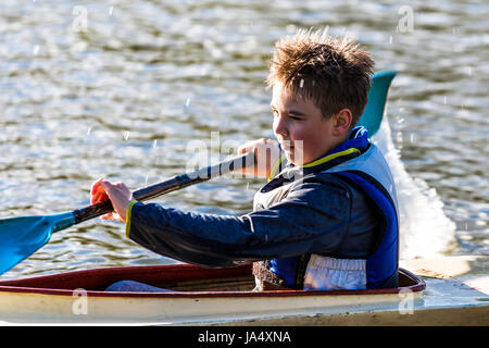 Un ragazzo in una fila club in Polonia. Duro lavoro su una forma di sport in canoa e canottaggio. Athletic adolescente. Foto Stock