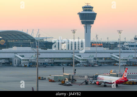 Monaco di Baviera, Germania - 6 Maggio 2016: tramonto sull'aeroporto internazionale di Monaco di Baviera Franz Josef Strauss Foto Stock