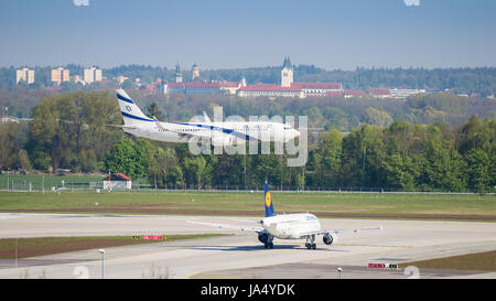 Monaco di Baviera, Germania - 6 Maggio 2016: aereo della compagnia aerea israeliana El Al sbarco nell' aeroporto internazionale di Monaco di Baviera. Foto Stock