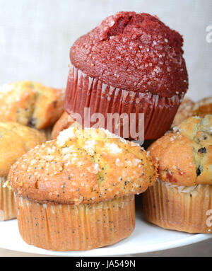 Varietà di deliziosi muffin colazione servita su un piatto da portata Foto Stock