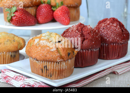 Varietà di deliziosi muffin colazione servita su piatti con le fragole Foto Stock