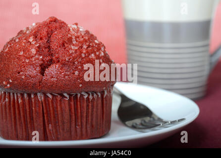 Caldo rosso deliziosi muffin di velluto servita su una piastra con una tazza di caffè Foto Stock