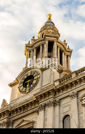 St Pauls Cathedral e di clock Clock Tower.di Londra - Inghilterra Foto Stock