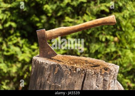 Ax nel moncone. Ax pronto per il taglio di legname.Utensile per la lavorazione del legno. Lumberjack ax in legno, legno di trinciatura. Viaggi, avventuri, attrezzatura da campeggio, gli elementi esterni Foto Stock