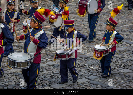 Un gruppo di bambini piccoli Marching Band in uniformi - Antigua, Guatemala Foto Stock