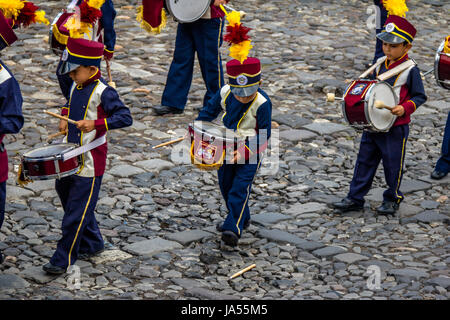 ANTIGUA GUATEMALA - il Sep 4, 2016: un gruppo di bambini piccoli Marching Band in uniformi - Antigua, Guatemala Foto Stock