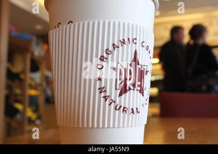 Un Pret a Manger tazza da caffè su un tavolo a Notting Hill, Londra, Inghilterra, Regno Unito. Maggio 2017. Foto Stock