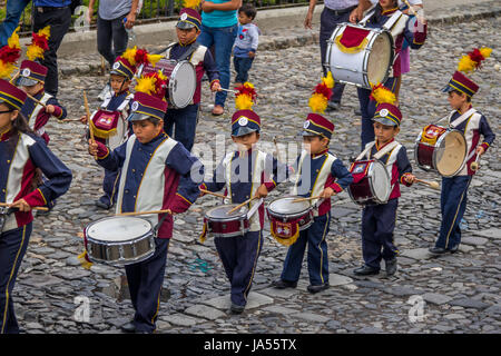 Un gruppo di bambini piccoli Marching Band in uniformi - Antigua, Guatemala Foto Stock