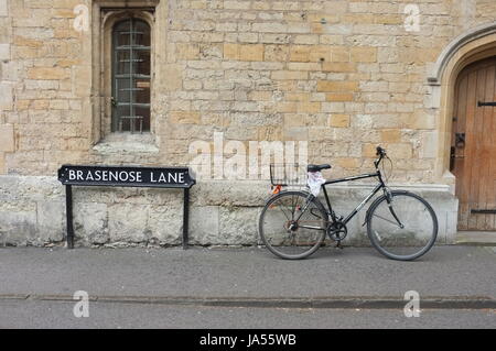 Una bicicletta sulla corsia di Brasenose a Oxford, Inghilterra, Regno Unito. Giugno 2, 2017. Foto Stock