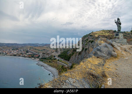 Madonna del Mare (Nostra Signora del mare) statua e Bova Marina città vista aerea - Bova Marina, Calabria, Italia Foto Stock