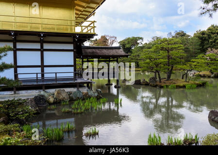 Il Padiglione Dorato, Kyoto, architettura giapponese. Specchio stagno. Tipico giardino giapponese Foto Stock