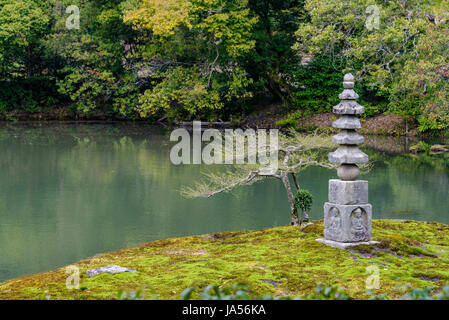 Bianco pagoda di serpente, golden pavilion gardens, Kyoto, Giappone.tipico giardino giapponese Foto Stock