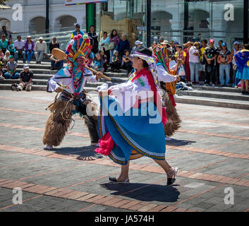 Gruppo in costume locale di eseguire ecuadoriana danza tradizionale - Quito, Ecuador Foto Stock