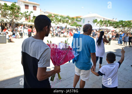 Prima della processione del santo patrono degli Zingari Sara al mare, i reliquiari contenenti le sue reliquie sono portato lentamente verso il basso a partire da una "Alta Ch Foto Stock