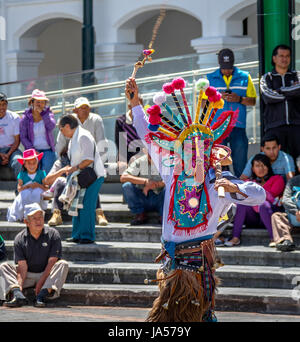 Gruppo in costume locale di eseguire ecuadoriana danza tradizionale - Quito, Ecuador Foto Stock