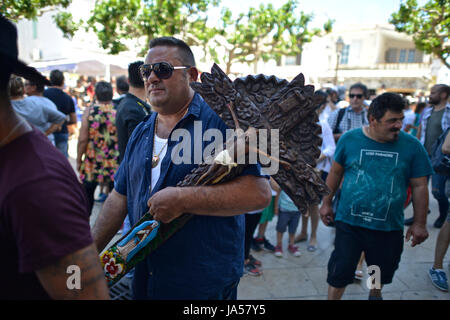 Prima della processione del santo patrono degli Zingari Sara al mare, i reliquiari contenenti le sue reliquie sono portato lentamente verso il basso a partire da una "Alta Ch Foto Stock