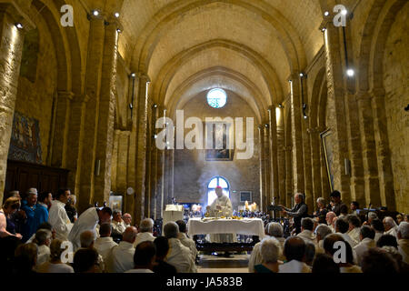 Prima della processione del santo patrono degli Zingari Sara al mare, i reliquiari contenenti le sue reliquie sono portato lentamente verso il basso a partire da una "Alta Ch Foto Stock