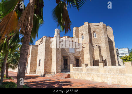 Basilica Cattedrale di Santa Maria la Menor, ingresso posteriore. Zona coloniale di Santo Domingo, Repubblica Dominicana. Essa è la più antica cattedrale in ameri Foto Stock