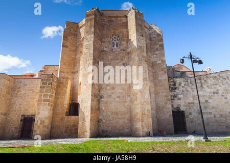 Basilica Cattedrale di Santa Maria la Menor, facciata posteriore. Zona coloniale di Santo Domingo, Repubblica Dominicana. Essa è la più antica cattedrale in America Foto Stock