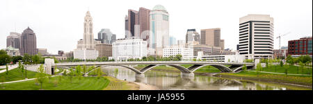 Classico skyline di Columbus Ohio su un nuvoloso giorno Foto Stock