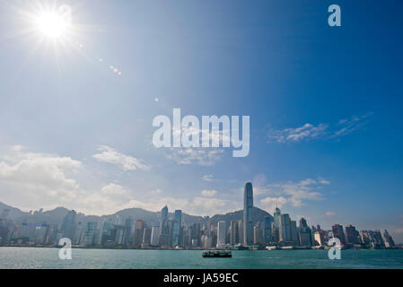 Vista orizzontale della famigerata grattacieli che compongono la skyline di Hong Kong in una giornata di sole. Foto Stock