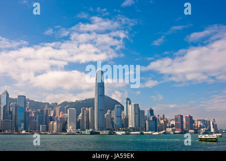 Vista orizzontale della famigerata grattacieli che compongono la skyline di Hong Kong in una giornata di sole. Foto Stock