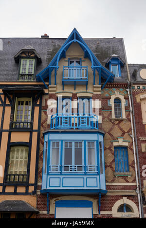 Facciate di edifici in meri Les Bains, in Normandia, Francia Foto Stock